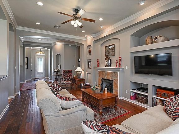 3rd image of 2431 Newark Cir