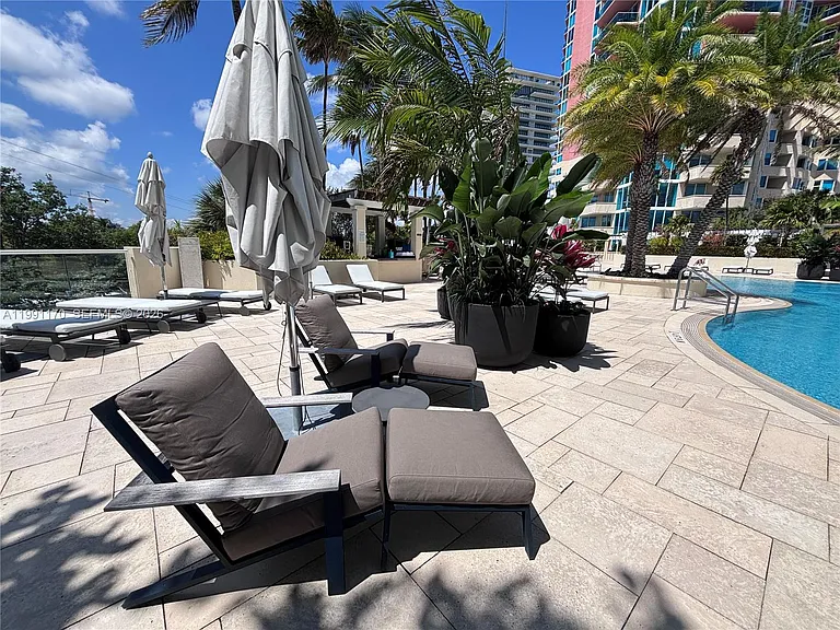 400 S Pointe Dr #408 — Photo 28