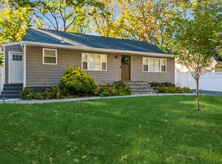 32 Stuyvesant St, Huntington, NY 11743