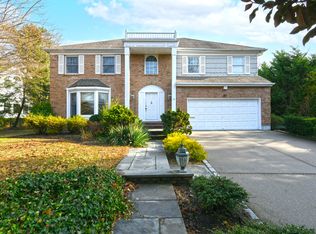 22 West Dr, Manhasset, NY 11030