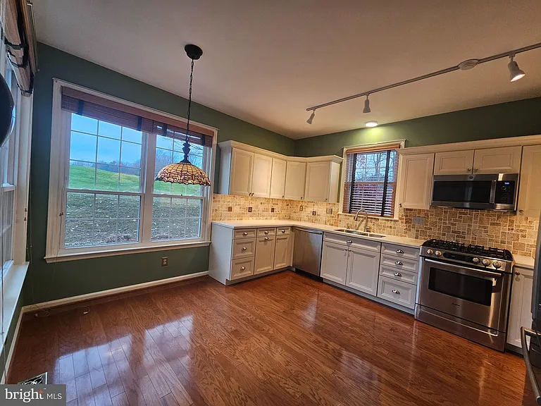 223 Pinecrest Ln — Photo 3
