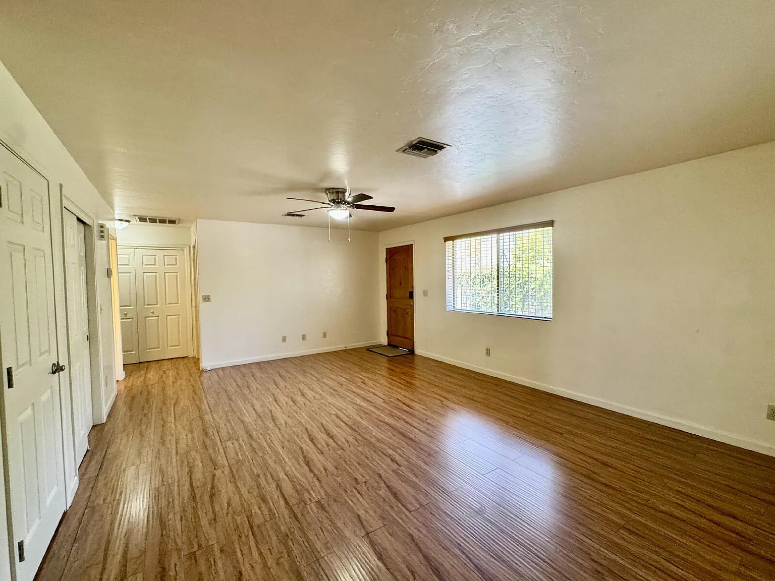 4 bed, 2.0 bath, $2,297 — Photo 2