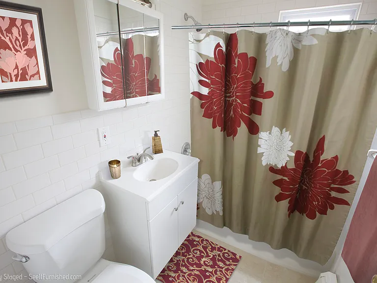 Swan Court Apartments — Photo 16