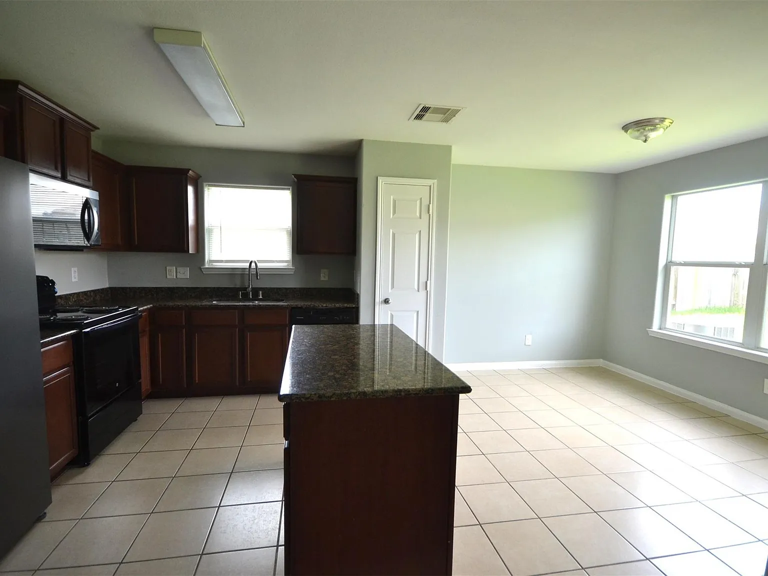 3 bed, 2.0 bath, 1373 sqft, $1,800 — Photo 4