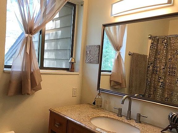 Upstairs bath w window