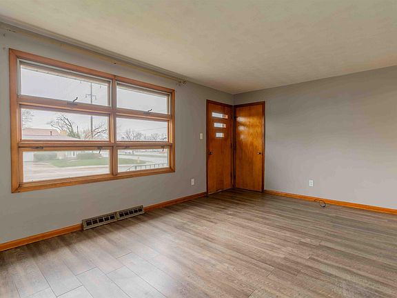 3rd image of 2423 W Wagner Ln