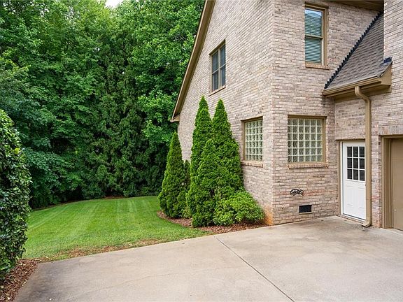 5th image of 2701 Southwick Dr