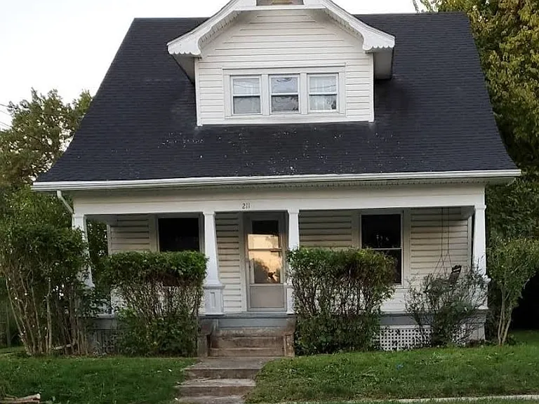 211 N Walnut St — Photo 1
