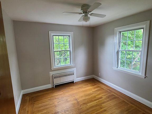 Back bedroom without closet