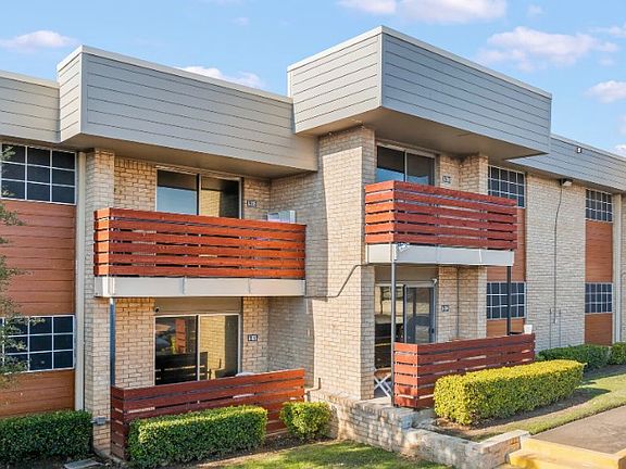 Exterior view of newly renovated buildings with modern accents.
Vista exterior de los edificios renovados con detalles modernos.