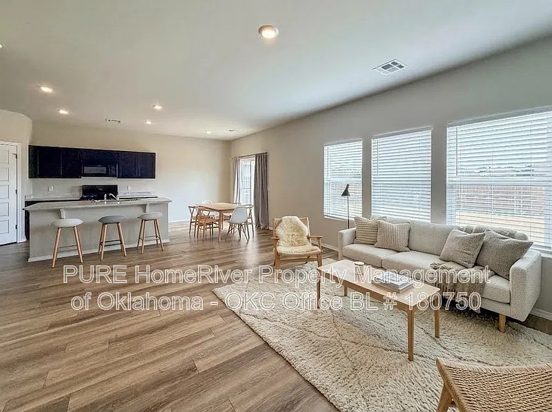 3 bed, 2.5 bath, 1689 sqft, $1,800 — Photo 2