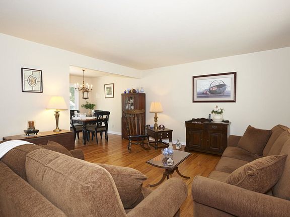 3rd image of 25 Spruce Dr
