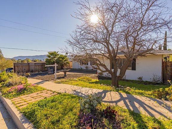 3rd image of 75 Maxine Ave