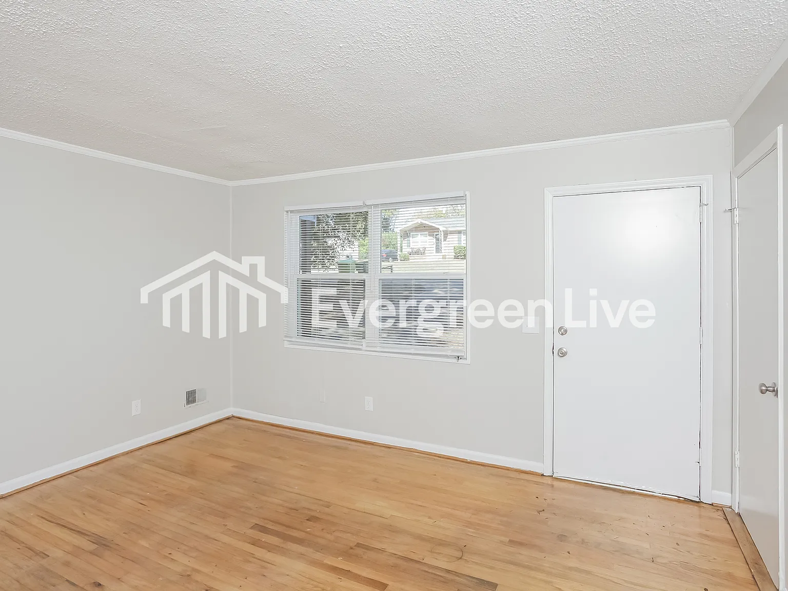 3 bed, 1.0 bath, 1010 sqft, $1,145 — Photo 3