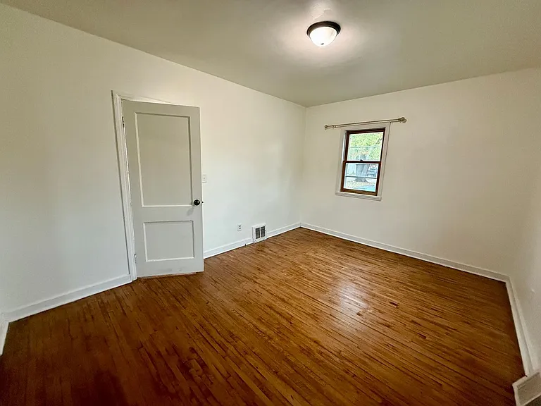515 W Strowbridge St — Photo 10