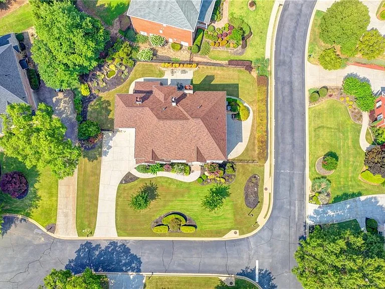 8910 Pinehurst Cv — Photo 115