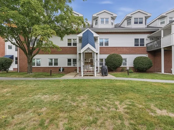 26 School St APT 204, Hull, MA 02045