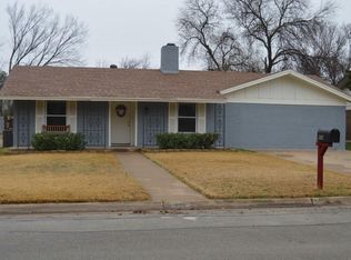 829 Prestwick St, Bedford, TX 76022