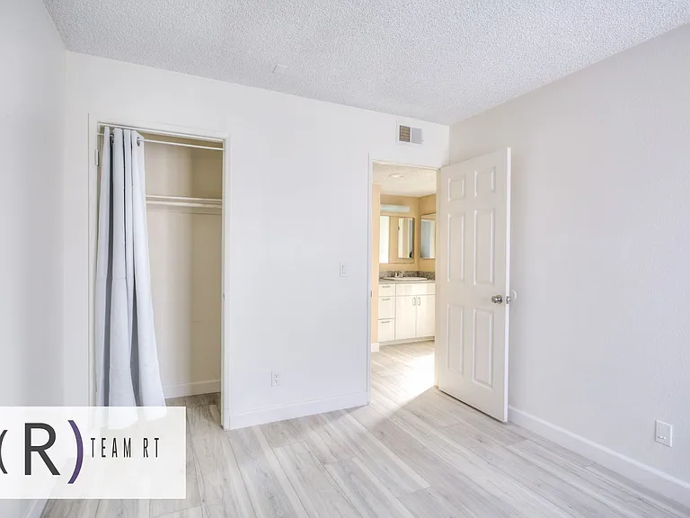 2020 20th St #6 — Photo 33