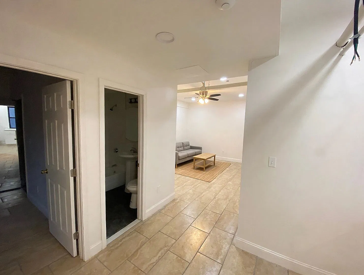 Recently Renovated Apt near B and C lines and Whole Foods! Gorgeous Area, H/HW included — Photo 4