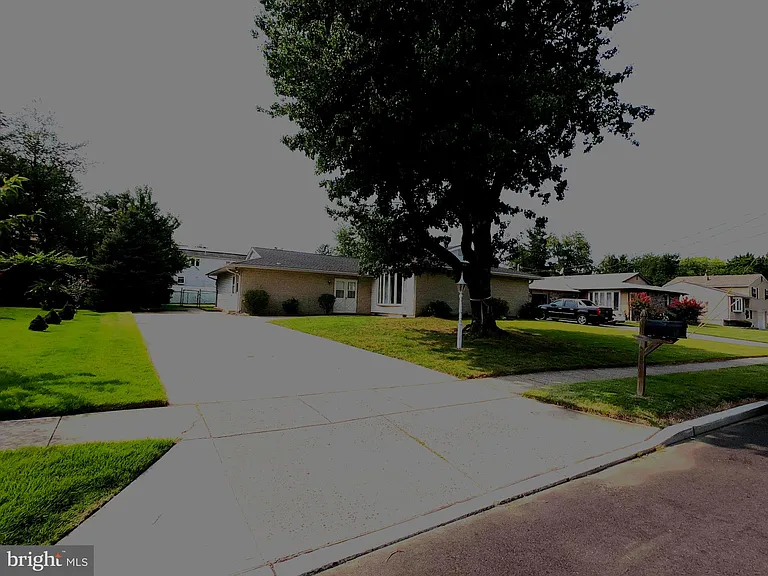436 S Suffolk Dr — Photo 2