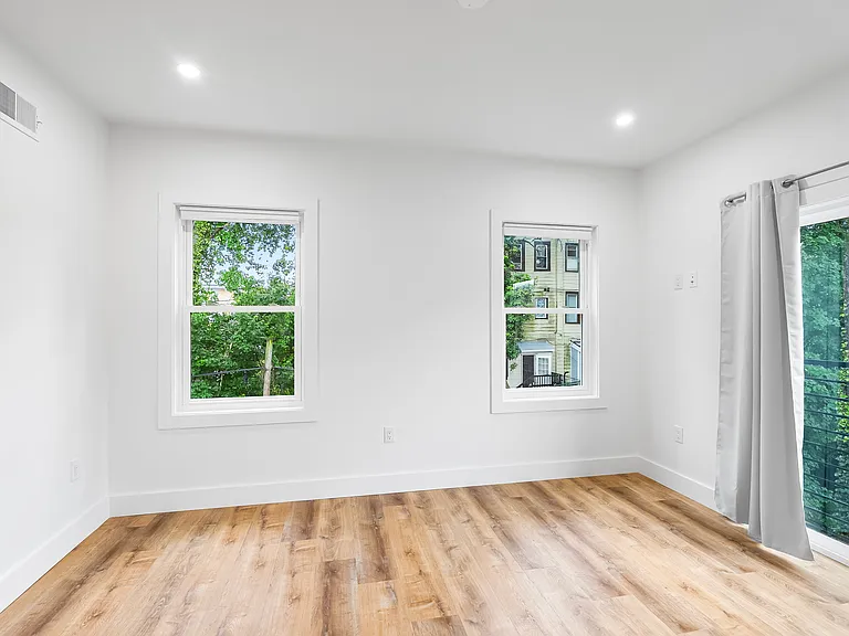 442 W Queen Ln #2 — Photo 24