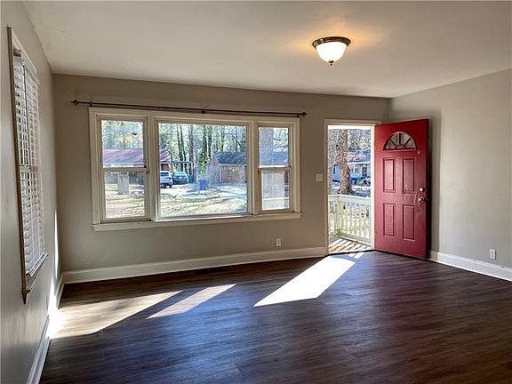4th image of 2211 Lilac Ln