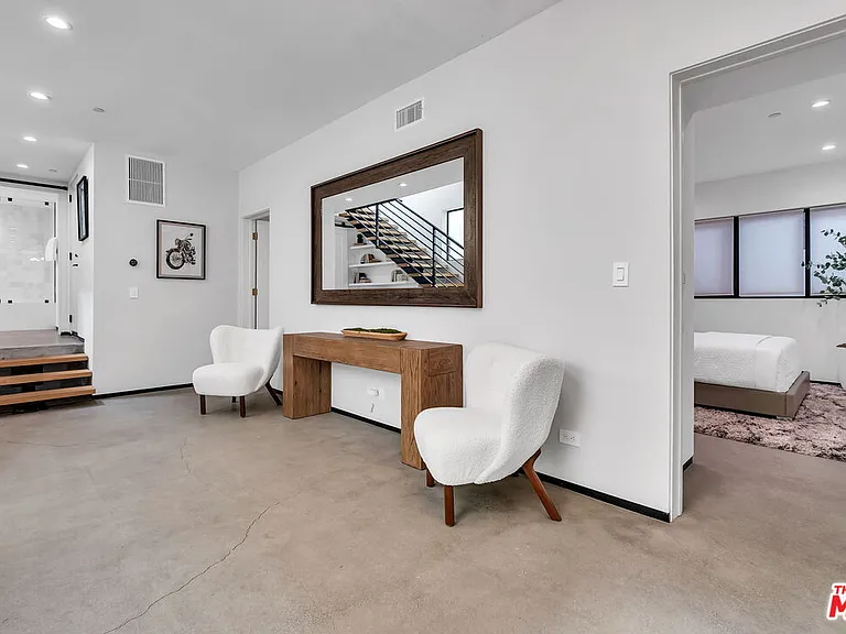 611 Broadway St — Photo 9