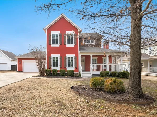 1883 N Winwood Dr, Fayetteville, AR 72703