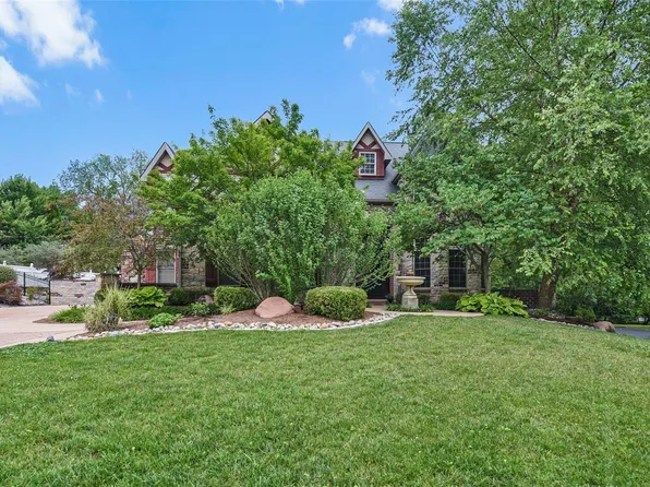 1048 S McKnight Rd, Saint Louis, MO 63117