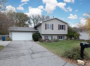 949 Goldenrod Ln, Shakopee, MN 55379