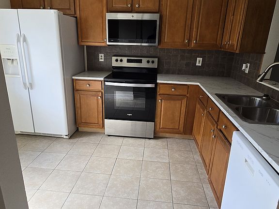 3rd image of 902 Brigadoon Dr