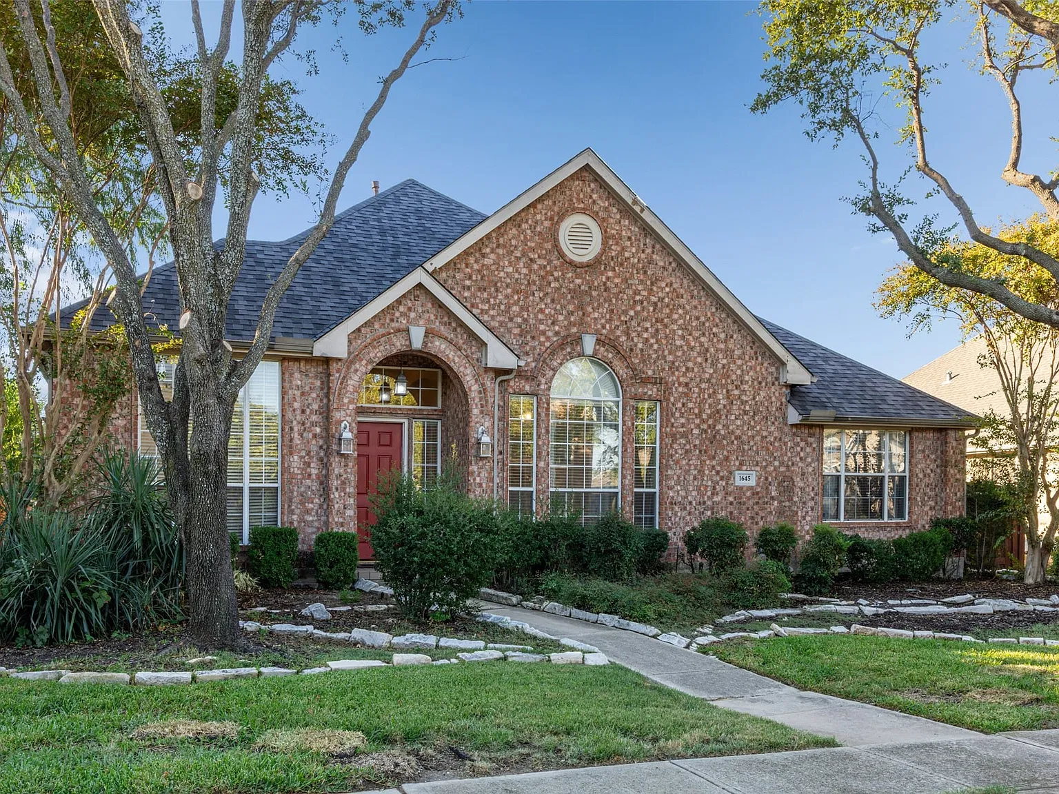 3 bed, 2.0 bath, 2212 sqft, $2,600 — Photo 2