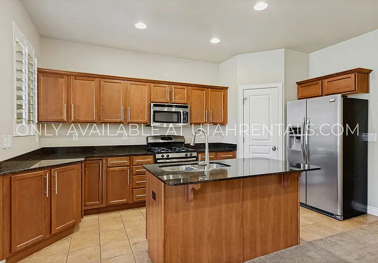 136 W 3360 N — Photo 5