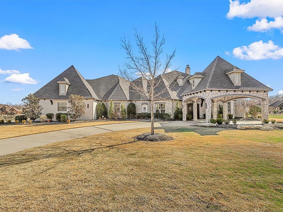 1st image of 114 The Lakes Dr