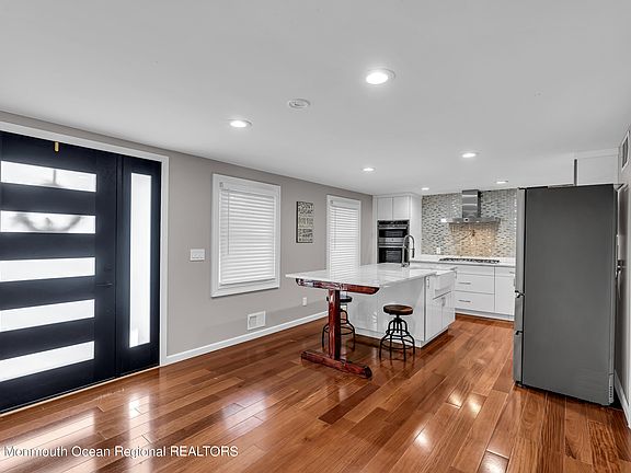 5th image of 327 Richmond Avenue