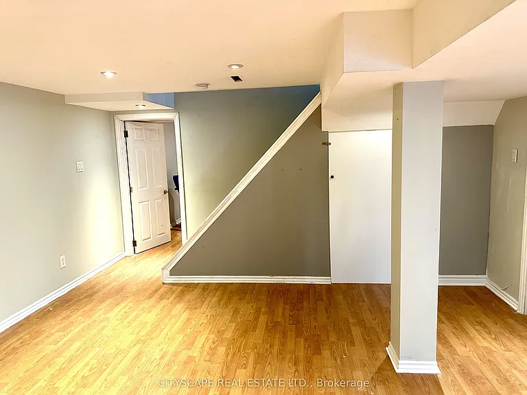 116 Rexway Dr E — Photo 19