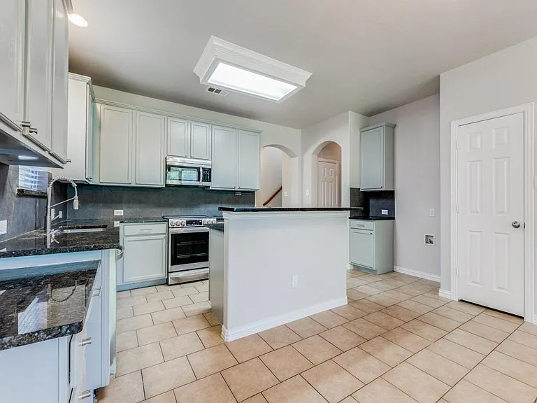 2728 Tangerine Ln — Photo 9