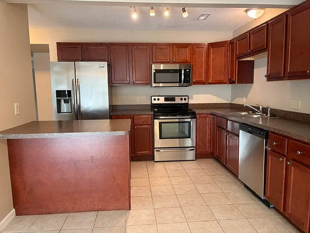 Fully applianced Kitchen: Side by Side Fridge/Freezer, Stove, MW, DW and Disposal
