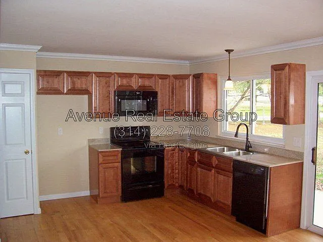4 bed, 2.0 bath, 1064 sqft, $1,995 — Photo 4