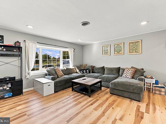 2nd image of 71 New Pond Ln
