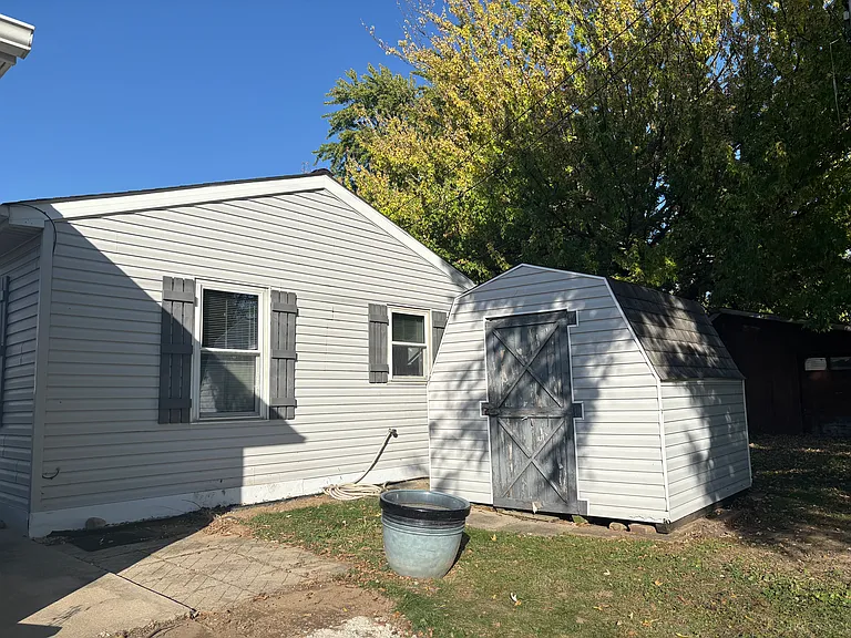 308 N Oak St — Photo 2