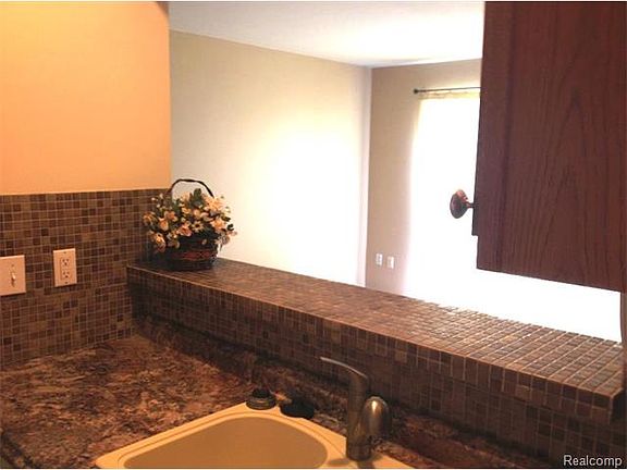 3rd image of 831 Bloomfield Village Blvd #B1
