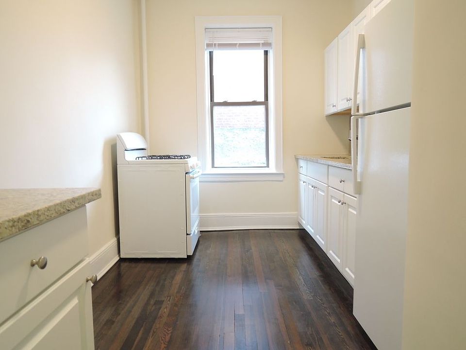 2nd image of 2161 Steinway St APT A5