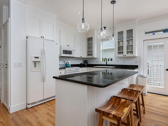 5th image of 2586 SW Anemone Ave