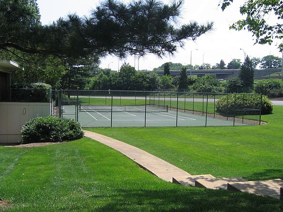 3rd image of 1300 Army Navy Dr APT 104