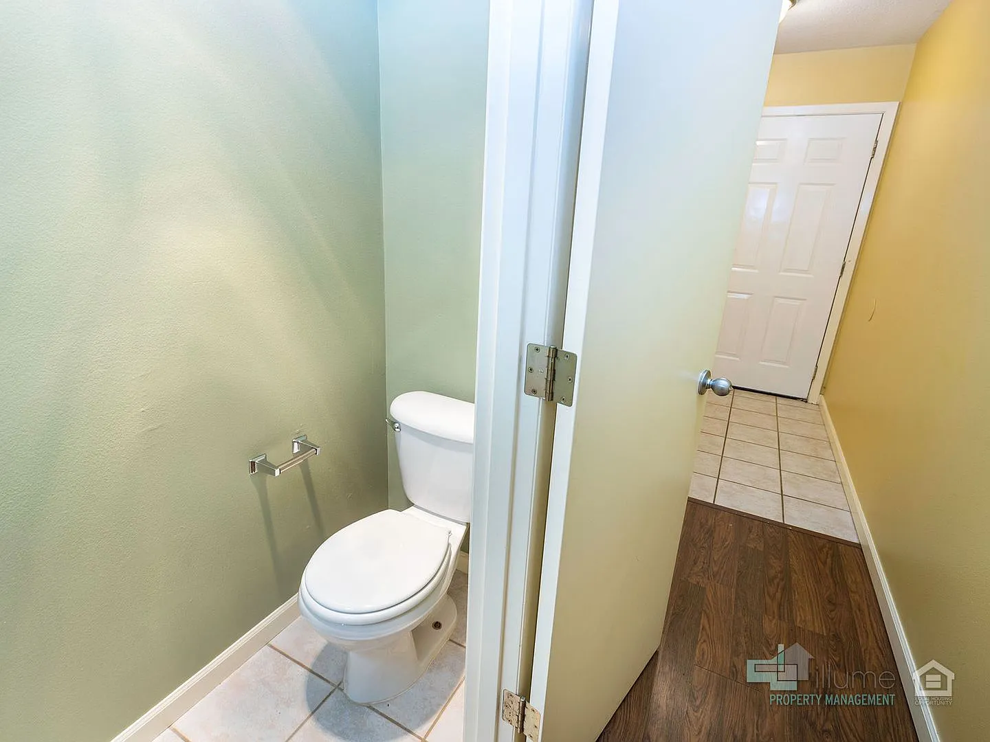 Bright & Spacious 2-Bedroom End Unit Townhome in Desirable Woodstock Neighborhood! — Photo 3