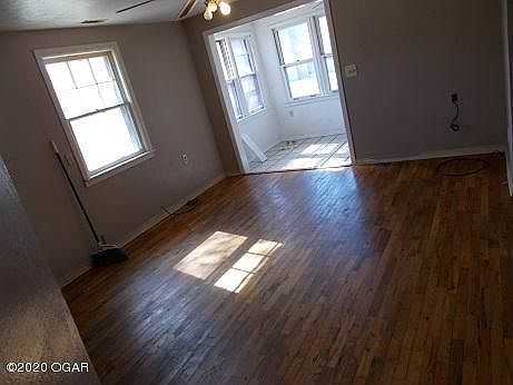 3rd image of 228 Sulphur St