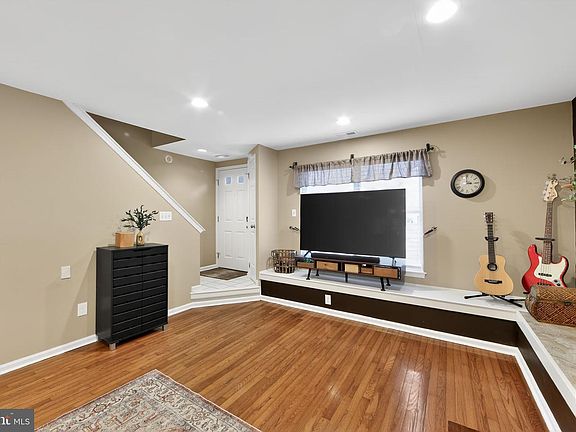 4th image of 46 Rampart Dr