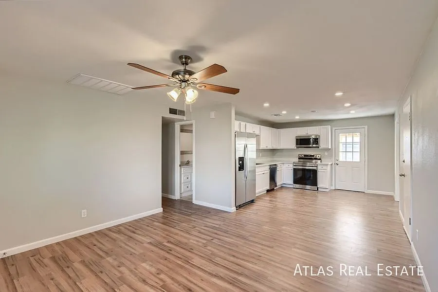 Lovely Single Home 4 Bedroom 2 Bathroom in North Phoenix! — Photo 3